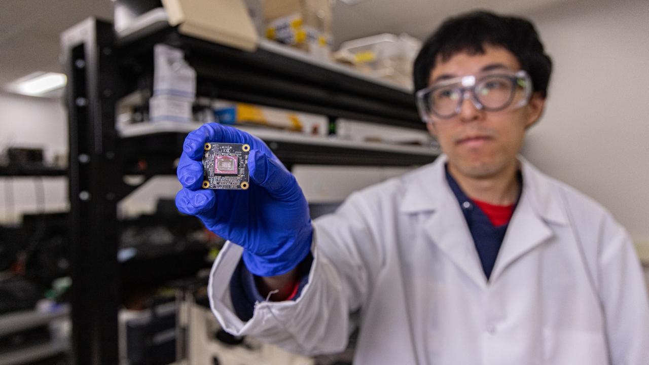 Miniature lensless biomedical imaging device