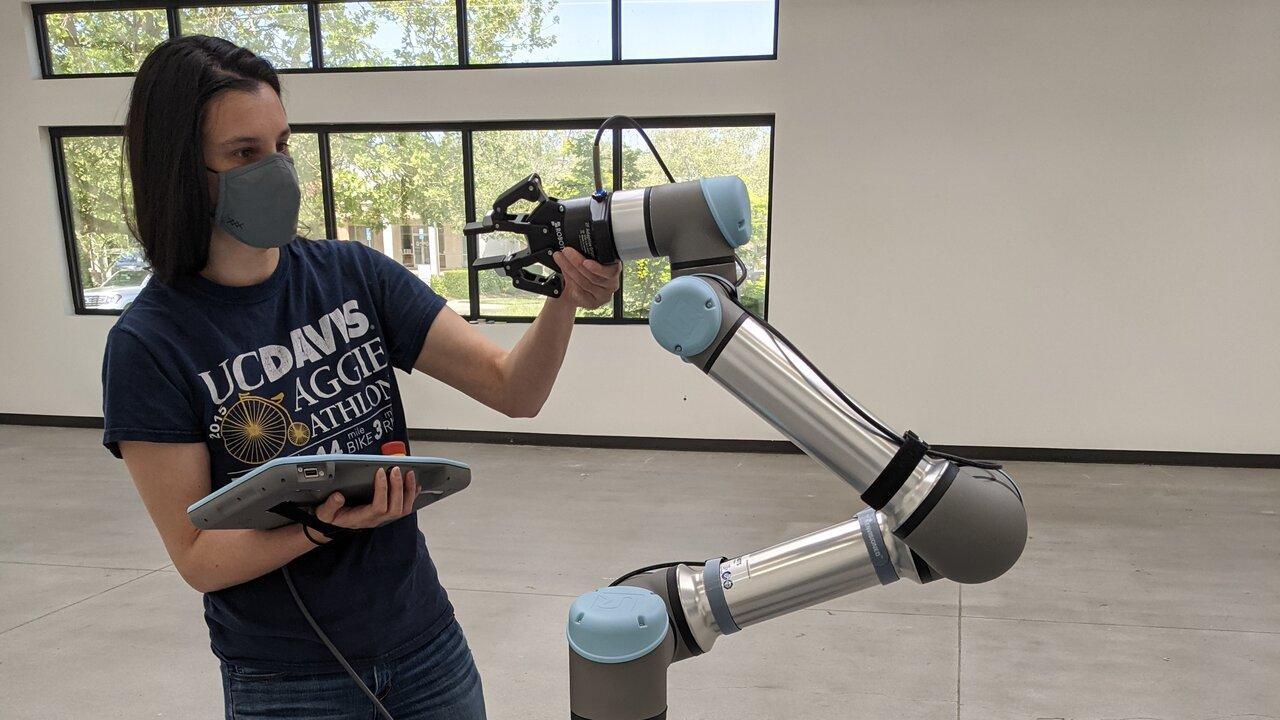 Sarah O’Meara, the chief scientist in Professor Robinson’s Lab, working with a supernumerary robotic arm. (Steve Robinson/UC Davis)